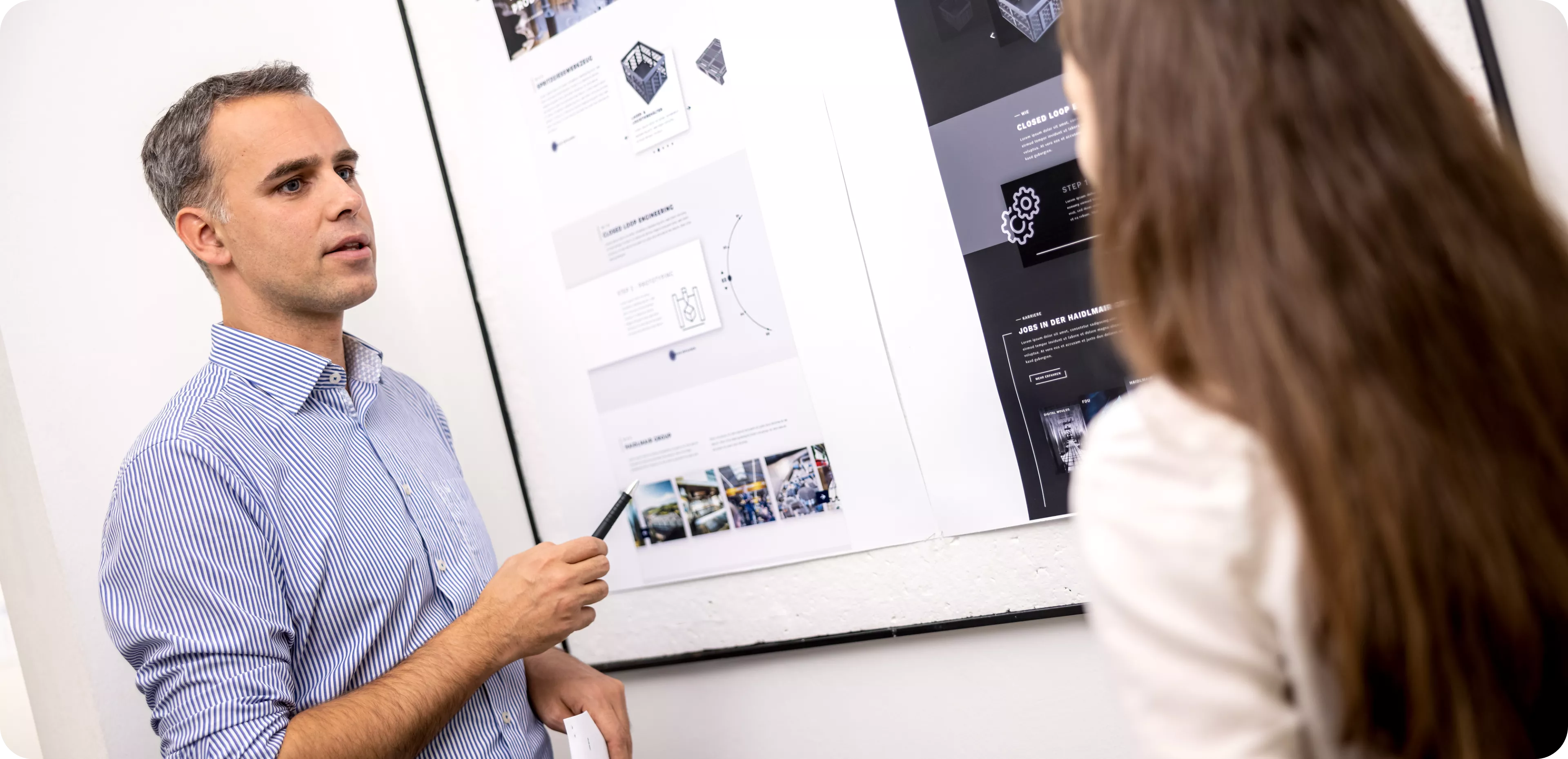 Alex und Simone besprechen ein Webdesign | UX UI Design Wien