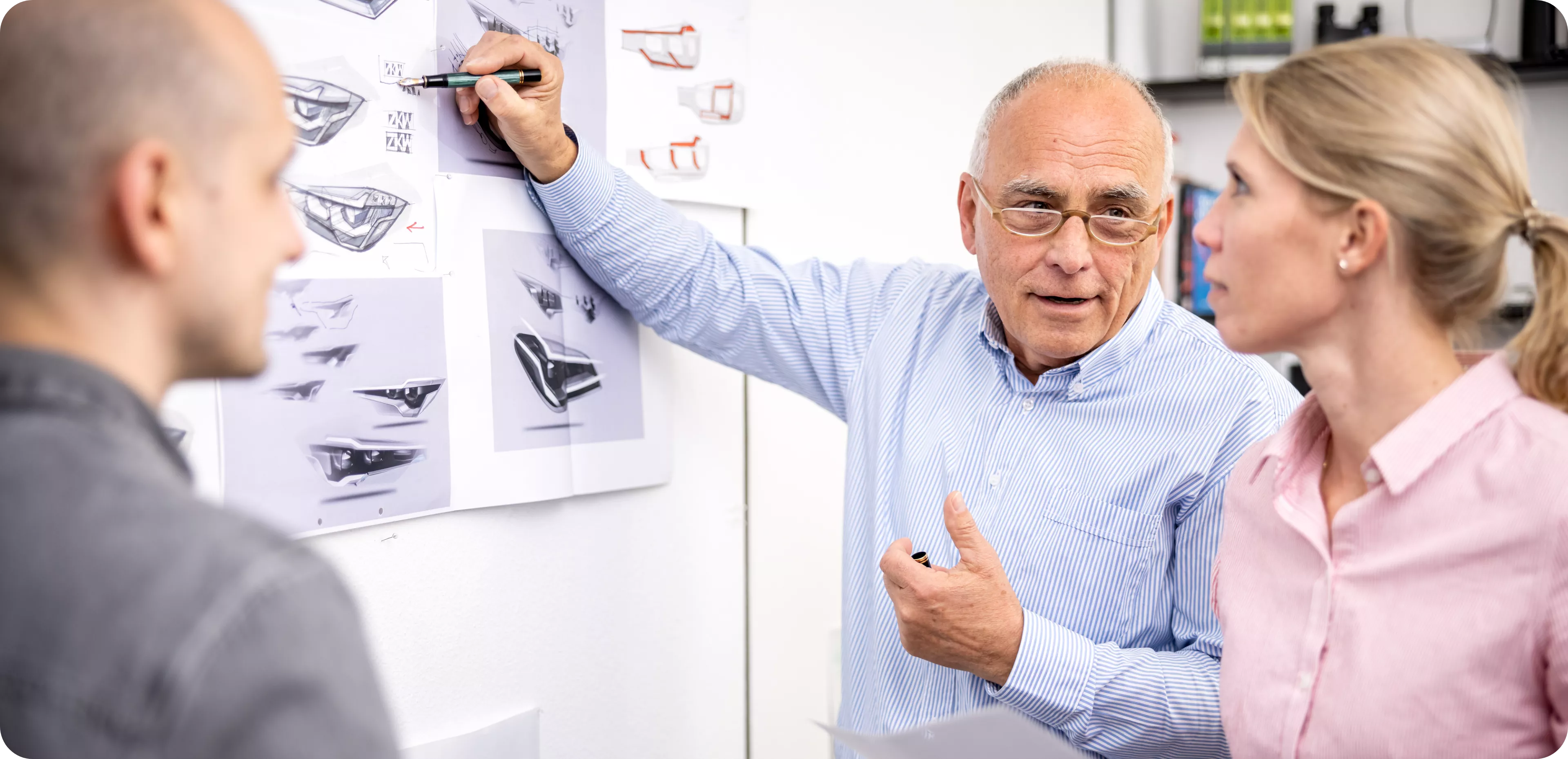 Matthias, Katja und Michael besprechen Schweinwerfer Produktdesignkonzepte | Industriedesign Produktdesign Wien