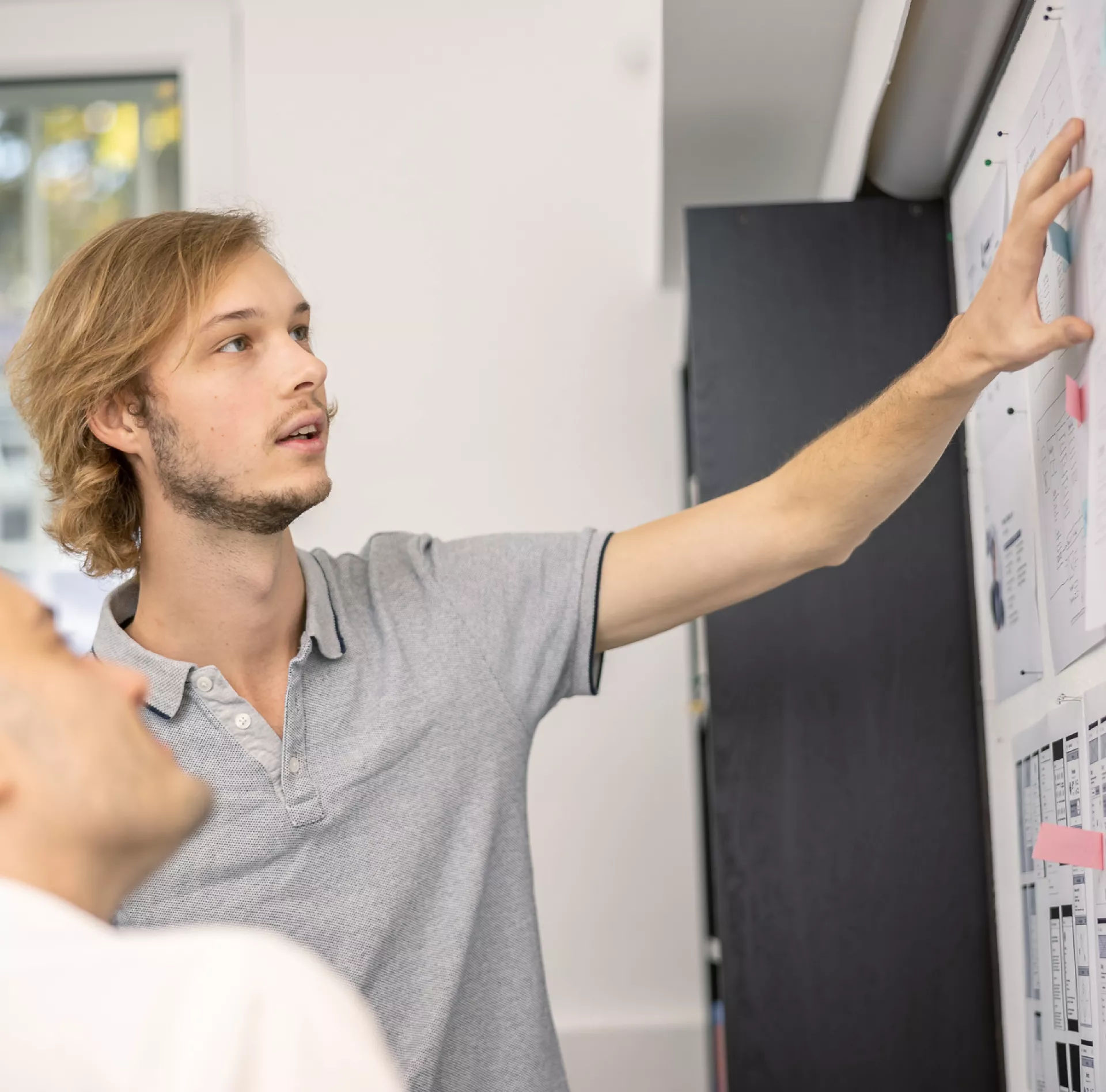 Tobias and Niklas discussing a process