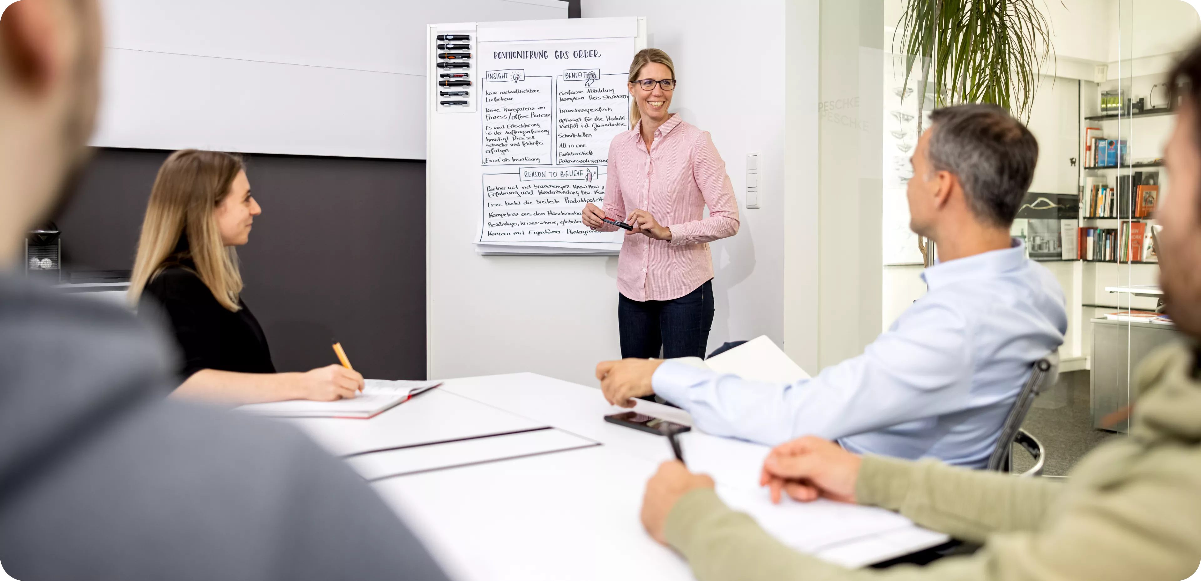 Katja presenting to the team | marketing strategy content creation Vienna