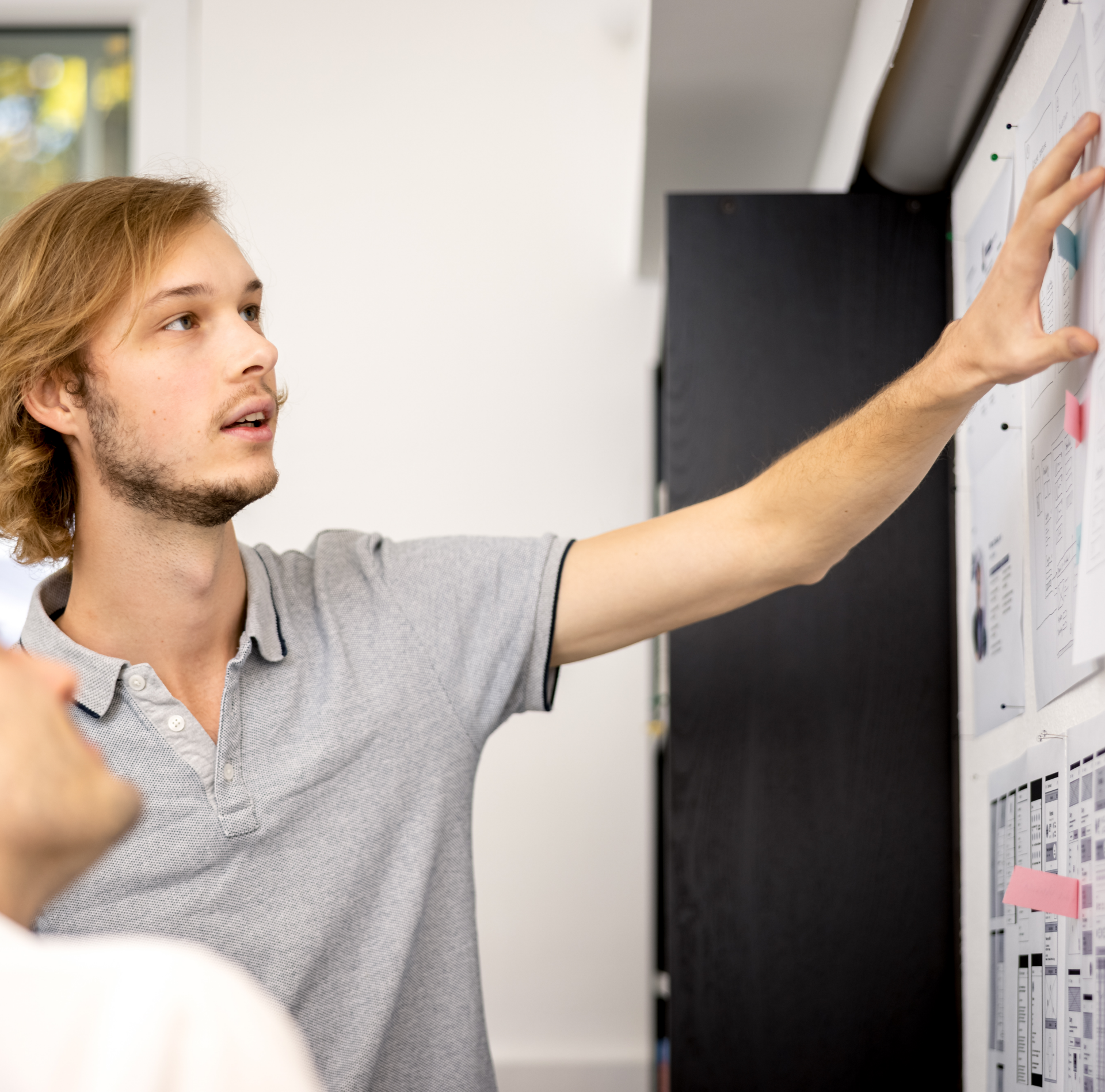 Tobias und Niklas besprechen einen Prozess | Service Design Wien