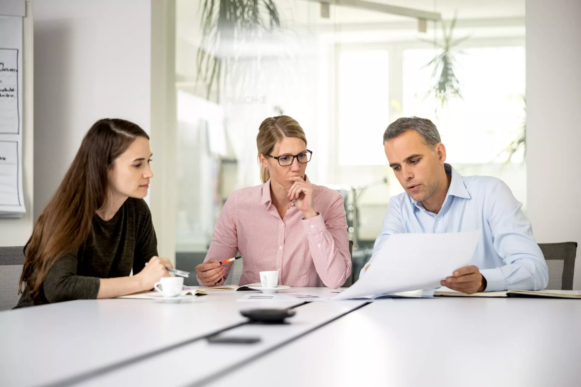 Simone, Katja und Alexander in einer Besprechung | PESCHKE Designstudio Wien