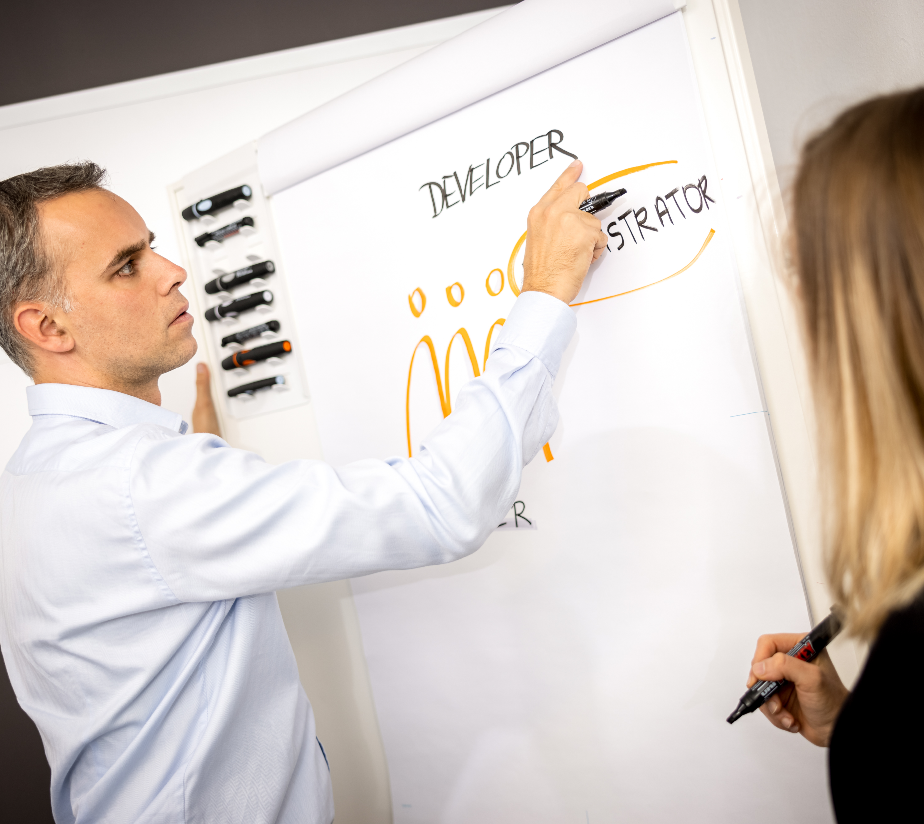 Alexander schreibt auf einem Flipchart