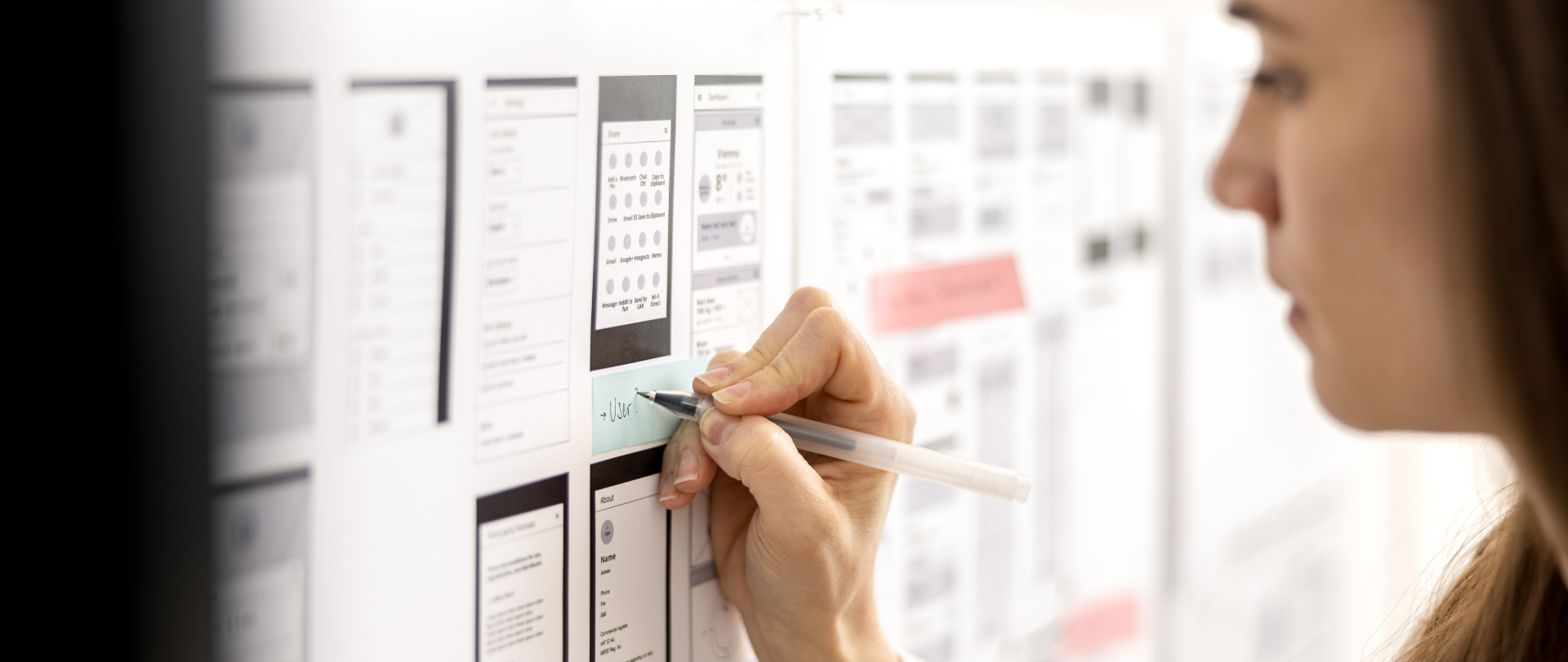 UX/UI Designerin setzt Kommentare zu Wireframes eines Interface Designs