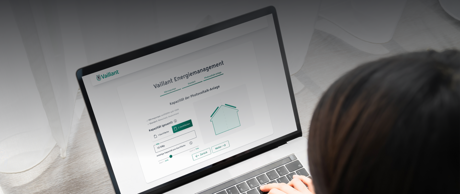 Eine Userin verwendet Vaillant Energiemanagement auf ihrem Laptop