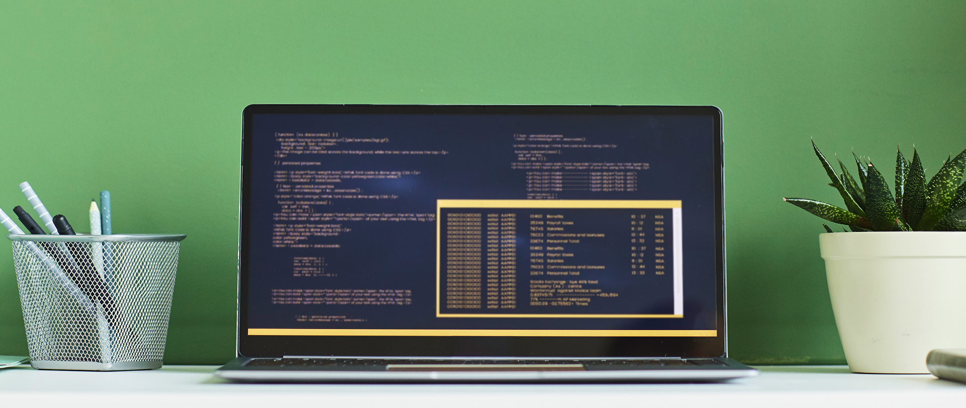 Laptop, auf dem Code zu sehen ist, vor einem grünen Hintergrund