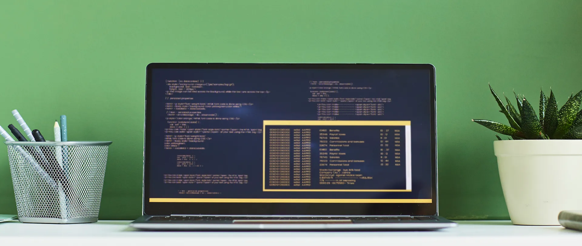 Laptop, auf dem Code zu sehen ist, vor einem grünen Hintergrund