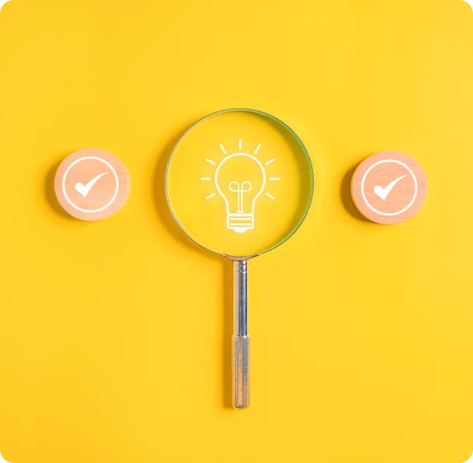 Beispielhafte Darstellung eines UX Audits in Form einer Lupe in der eine Glühbirne erkennbar ist. Links und rechts wurden 2 Checkboxen abgehakt.