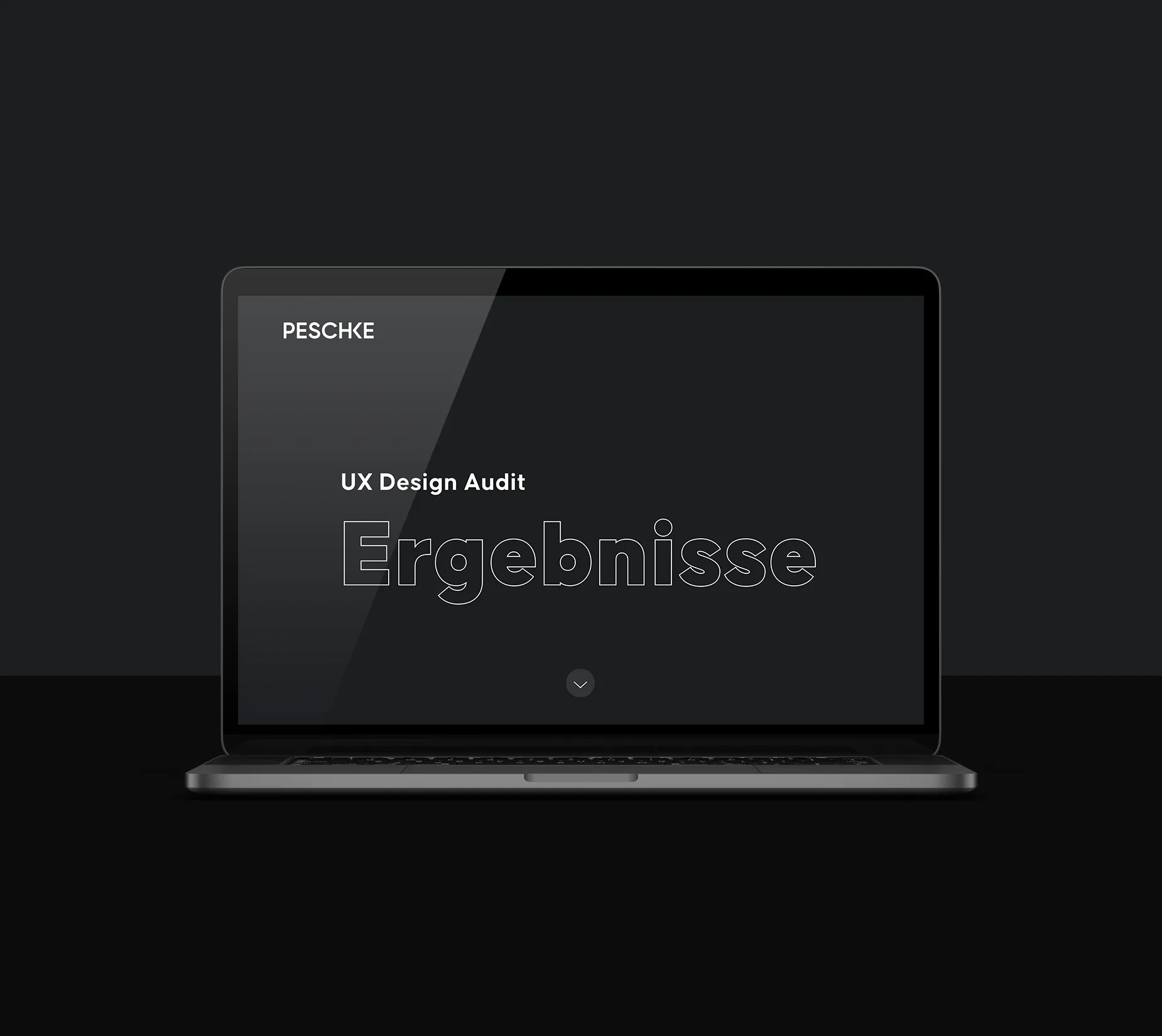 Ein Laptop zeigt die Startfolie einer Ergebnispräsentation nach einem UX Audit.