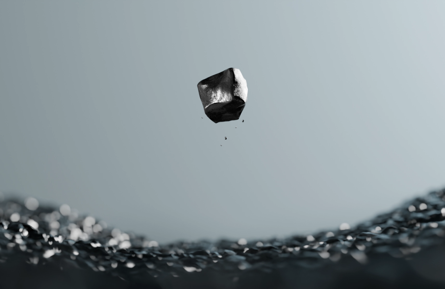 Metallstückchen fällt auf ein Meer aus weiteren Metallstückchen