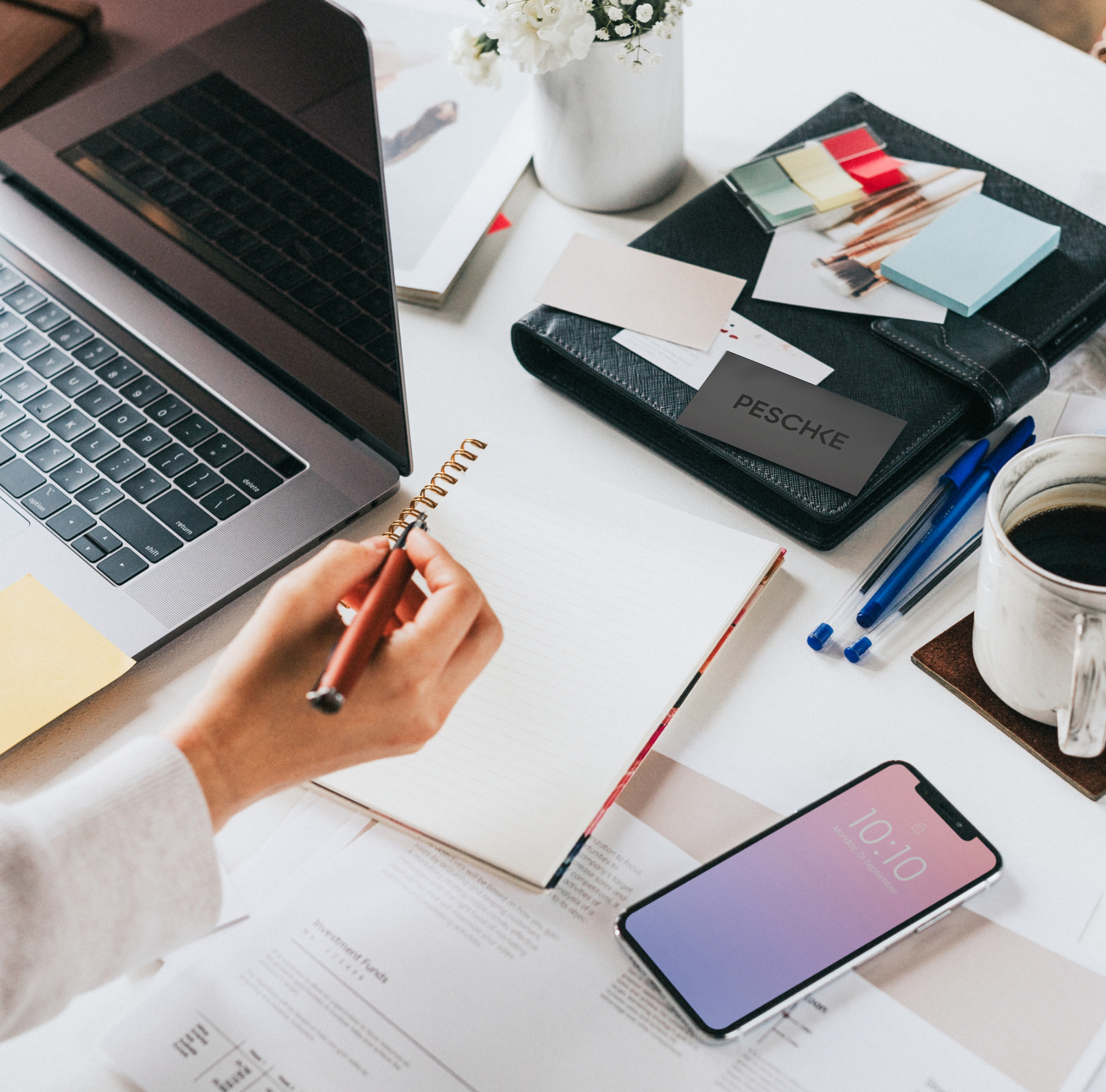 Arbeitsplatz mit Laptop und Notizen